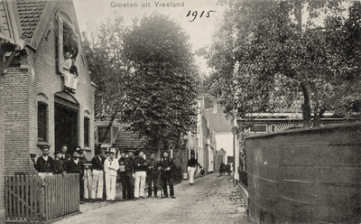 15003 Gezicht in de Klapstraat met bebouwing te Vreeland uit het zuidwesten; met links het personeel van een ...